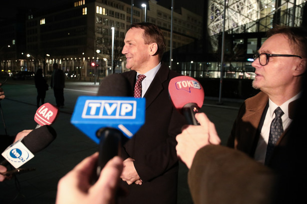 Radosław Sikorski podczas podczas wypowiedzi dla mediów w Berlinie