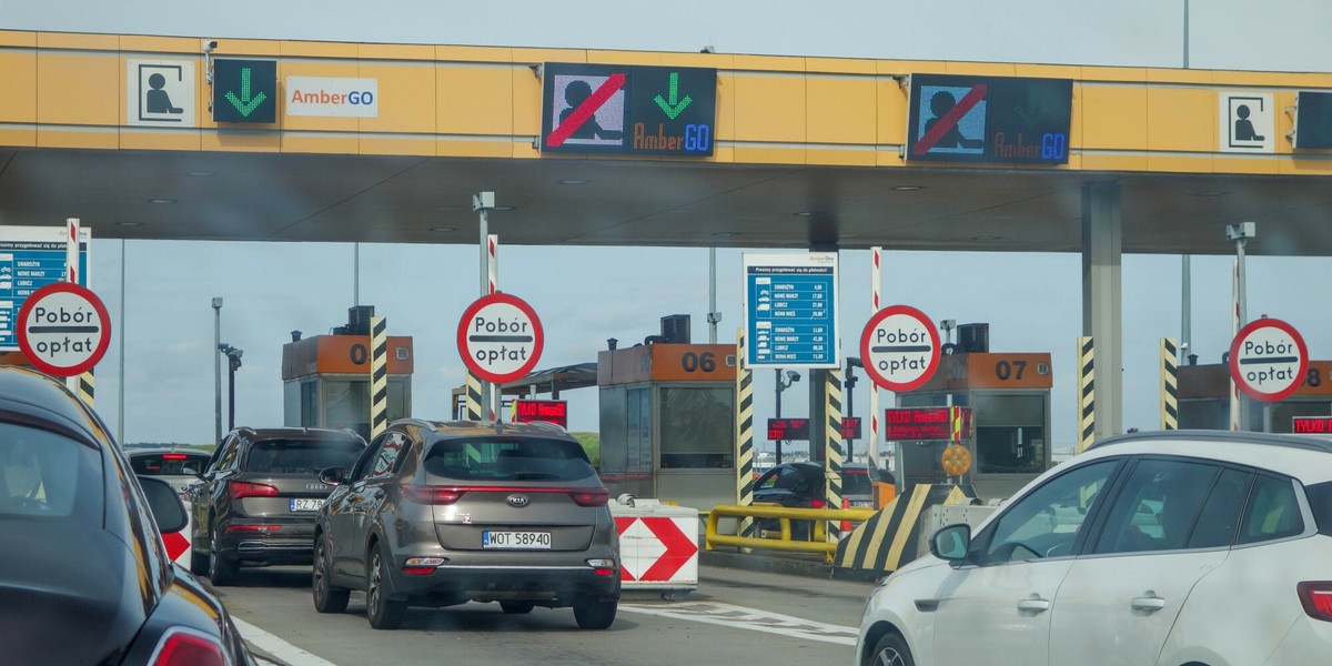 W obecnym systemie poboru opłaty za przejazd autostradą konieczne jest zatrzymanie pojazdu w Miejscu Poboru Opłat, pobranie biletu lub wniesienie opłaty i oczekiwanie na podniesienie szlabanu, by wjechać lub zjechać z autostrady.