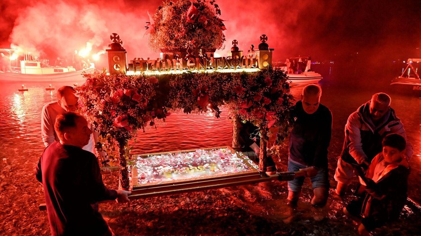 Vernici u Grčkoj nosili su uoči Uskrsa ukrašeni epitaf (položena plaštanica na drvenom postolju koja simbolizuje Hristov grob) | Foto: VASSILIS PSOMAS/EPA/Shutterstock