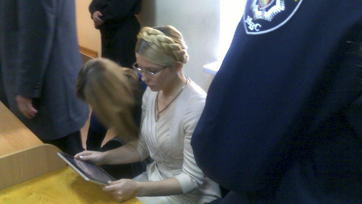 Sąd rejonowy w Kijowie uznał byłą premier Ukrainy Julię Tymoszenko za winną nadużyć przy zawieraniu kontraktów gazowych z Rosją w 2009 roku - oświadczył sędzia Rodion Kiriejew, odczytując wyrok w sprawie opozycyjnej polityk. - Swoimi działaniami Julia Tymoszenko naraziła (państwową firmę paliwową) Naftohaz Ukrainy na straty w wysokości 1,5 miliarda hrywien (ok. 600 mln złotych) - oznajmił sędzia.