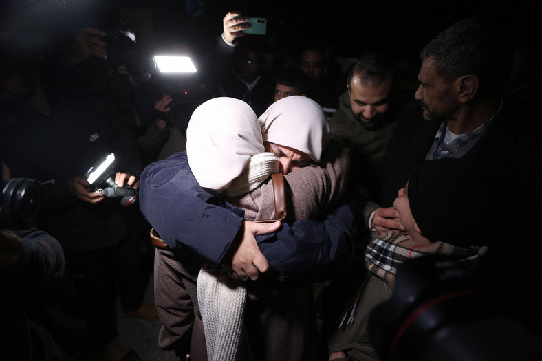 Palestyńscy zakładnicy uwolnieni z izraelskich więzień przybywają do Ramallah na Zachodnim Brzegu, 29 listopada 2023 r.