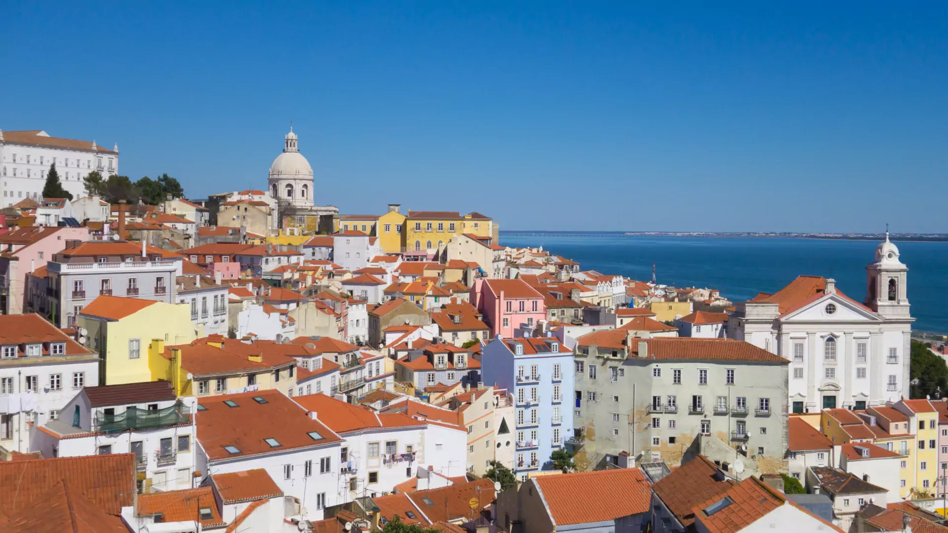 Portugalia chce rozwiązać kryzys mieszkaniowy. "Zakaz nowych lokali w Airbnb"