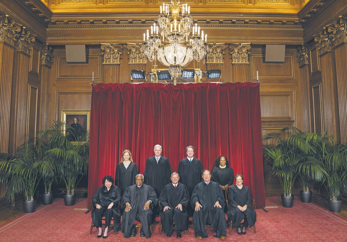 Sędziowie SN, 7 października 2022 r. Górny rząd od lewej: Amy Coney Barrett, Neil Gorsuch, Brett Kavanaugh, Ketanji Brown Jackson; dolny rząd od lewej: Sonia Sotomayor, Clarence Thomas, John Roberts, Samuel Alito, Elena Kagan