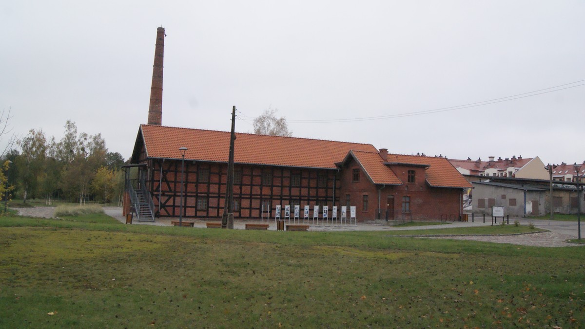 Niektórzy z mieszkańców Olsztyna mieli wyrazić zaniepokojenie umacnianiem się w mieście tożsamości niemieckiej. Zwróciła na to uwagę ich przedstawicielka w miejscowej radzie. Jednym z przejawów promowania niemieckości mają być działania pracowników olsztyńskiego Muzeum Nowoczesności.