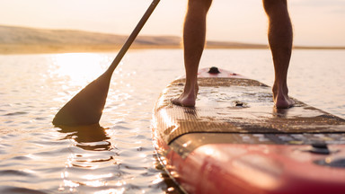 Łatwiejszy niż surfing, zapewnia frajdę jak kajak. Pływanie na SUP-ie to świetny pomysł na aktywność nad wodą