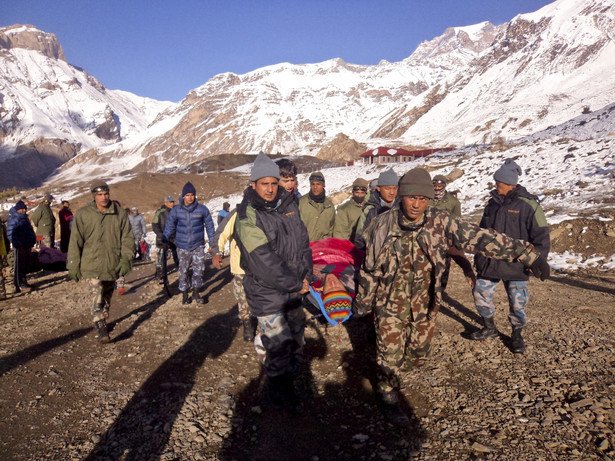 Nepalska armia znosi rannego w rejonie Annapurny. Fot. EPA/NEPALESE ARMY/PAP