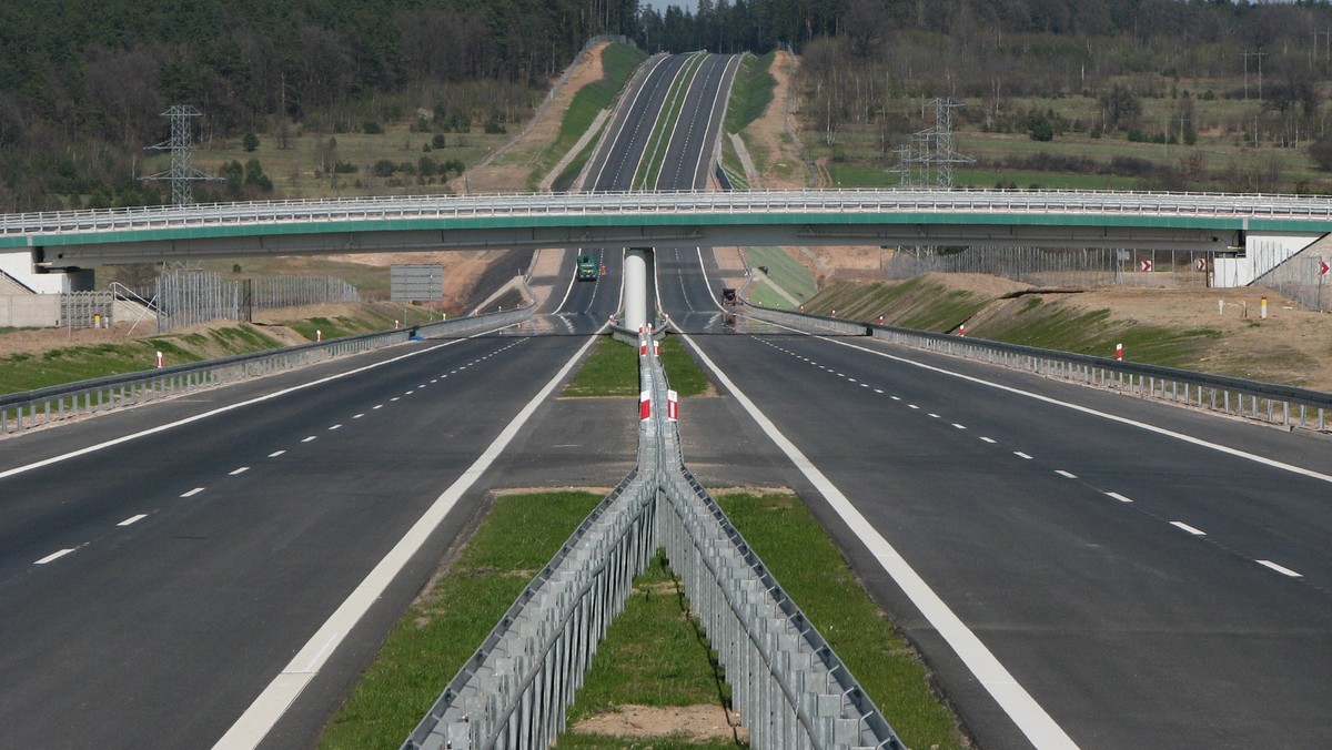 Budowa drogi ekspresowej S7 na odcinku Jędrzejów – granica województwa świętokrzyskiego i małopolskiego wkracza w kolejną fazę. W najbliższy czwartek drogowcy wprowadzą zmiany w organizacji ruchu w obrębie budowanego węzła w Łączynie. Utrudnień na tym fragmencie popularnej "siódemki" kierowcy mogą spodziewać się jeszcze przez kilka miesięcy, bo cała inwestycja ma być gotowa w trzecim kwartale tego roku.