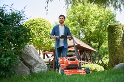 Sąsiad hałasuje kosiarką o 6 rano w weekend. Co mówią na ten temat przepisy?