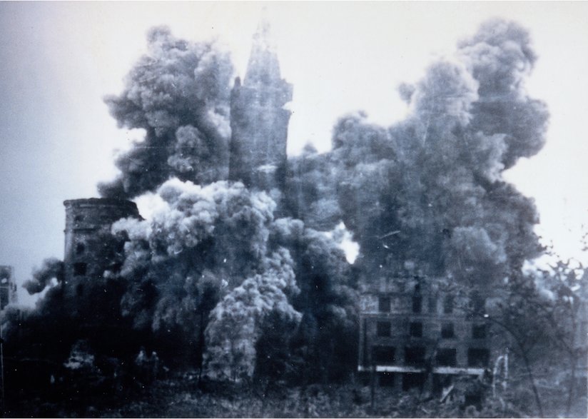 Sowieci wysadzają w powietrze wieżę zamku królewieckiego w Kaliningradzie, 1958 r. 