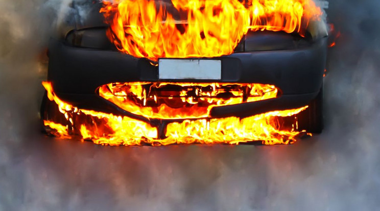 A leállósávban füstölt az autó (illusztráció) / Fotó: Northfoto