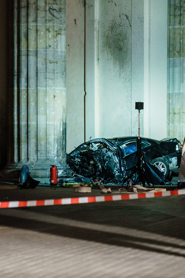 Samochód uderzył w Bramę Brandenburską