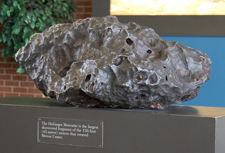 Na Ziemię spadają meteoryty różnej wielkości — tu widzicie tzw. Meteoryt Holsinger 