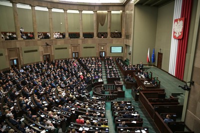 Wzrost renty socjalnej: 2520 zł dodatku, ale nie dla wszystkich – spór w Sejmie