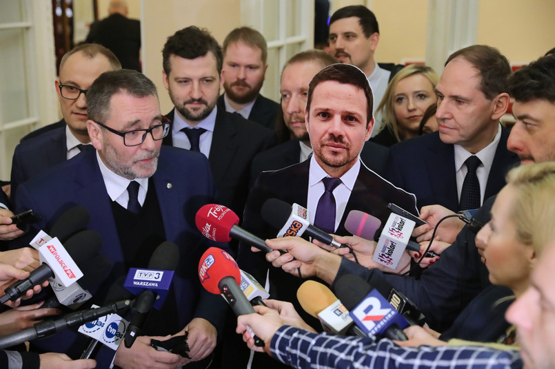 Radni PiS Dariusz Figura, Cezary Jurkiewicz podczas konferencji prasowej przed obradami Rady Warszawy.