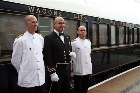 KRAKOWORIENT EXPRESS W KRAKOWIE DWORZEC GLOWNYN/Z OBSLUGA W STROJACH PRZED WAGONEM2007/07/12FOT. SEBASTIAN JANKOWSKI