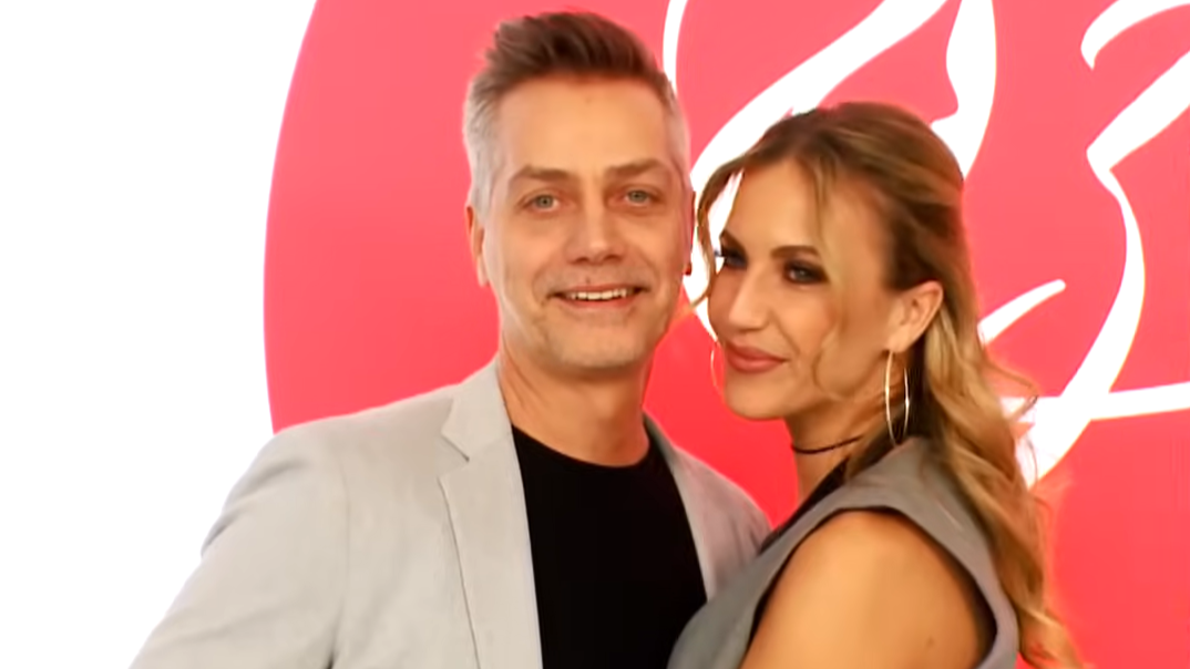 „Akár jöhet a gyerek is” – Harsányi Levente és 20 évvel fiatalabb menyasszonya idén már nem házasodnak össze: a műsorvezető elárulta, miért nem állnak oltár elé