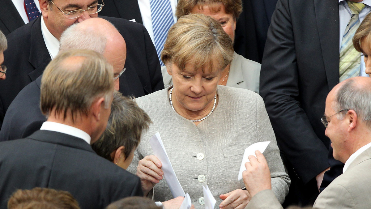 Angela Merkel z mężem rozpoczęła wczesnym popołudniem prywatną wizytę na Pomorzu. Kanclerz Niemiec spotkała się w Gdańsku z prezydentem Bronisławem Komorowskim i jego żoną. Po spacerze obie pary popłynęły do ośrodka prezydenckiego w Helu.
