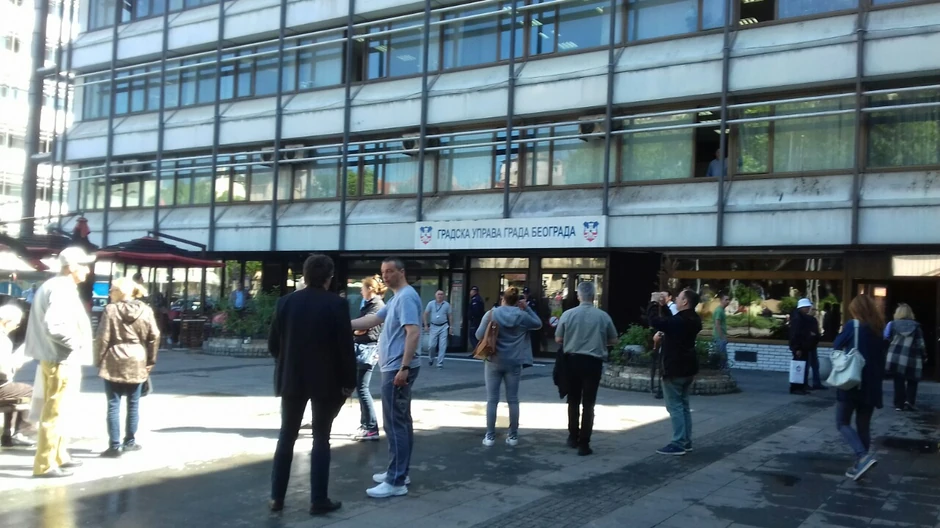 Radnici ispred zgrade Gradske uprave
