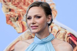 Princeza Šarlin sinoć RASPAMETILA MONTE KARLO u izdanju a la Grejs Keli: HALJINA OCRTAVA SVAKI MILIMETAR TELA, boja joj stoji savršeno, a SMELI DETALJI mame poglede