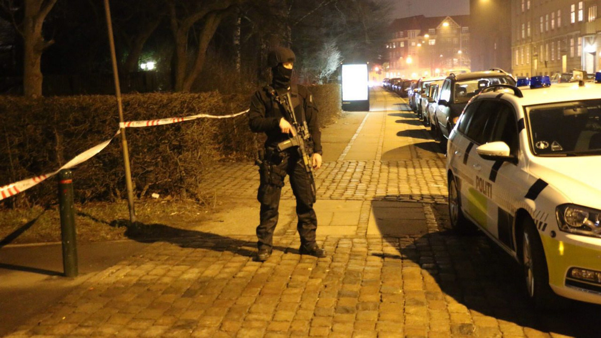 Duńska policja poszukuje sprawcy strzelaniny w Kopenhadze na zewnątrz kawiarni, gdzie odbywało się spotkanie zorganizowane przez szwedzkiego autora karykatur proroka Mahometa. Wcześniej mówiono o dwóch sprawcach. W Danii ogłoszono stan pogotowia.