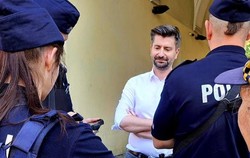 Interwencja podczas konferencji prasowej posła Śmiszka. Policja wyjaśnia