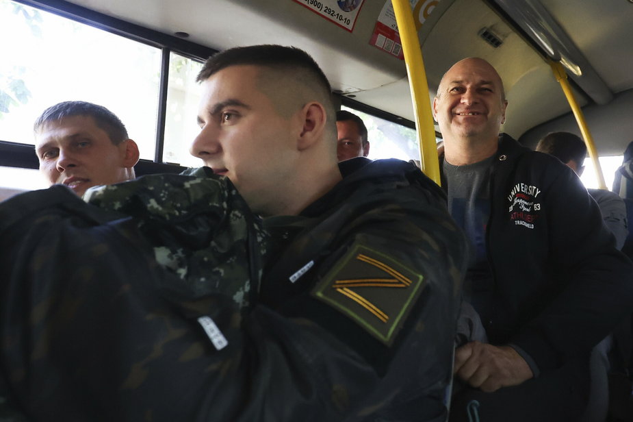 Nie wszyscy uciekają. Na zdjęciu rosyjscy rekruci w autobusie w pobliżu wojskowego centrum rekrutacyjnego w Krasnodarze w Rosji