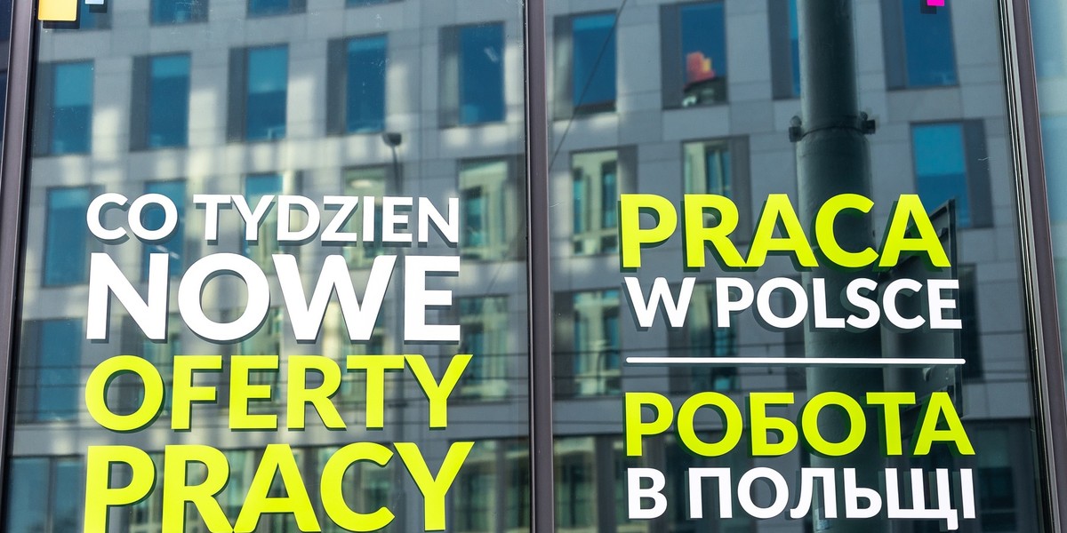 Według danych przedstawionych przez NBP przez polski rynek pracy "przewija się" ok. 1,2 mln Ukraińców, z czego 330 tys. posiada zezwolenia na pracę, a pozostali pracują na podstawie wizy