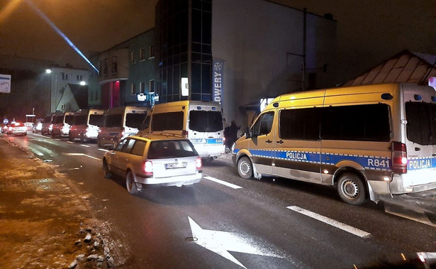 Interwencja policji pod otwartym wbrew zakazowi klubem nocnym w Rybniku PAP/Policja Śląska