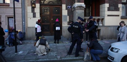 Dzieci pisały kredą przed siedzibą PiS. Interweniowała policja. Co zrobili potem?