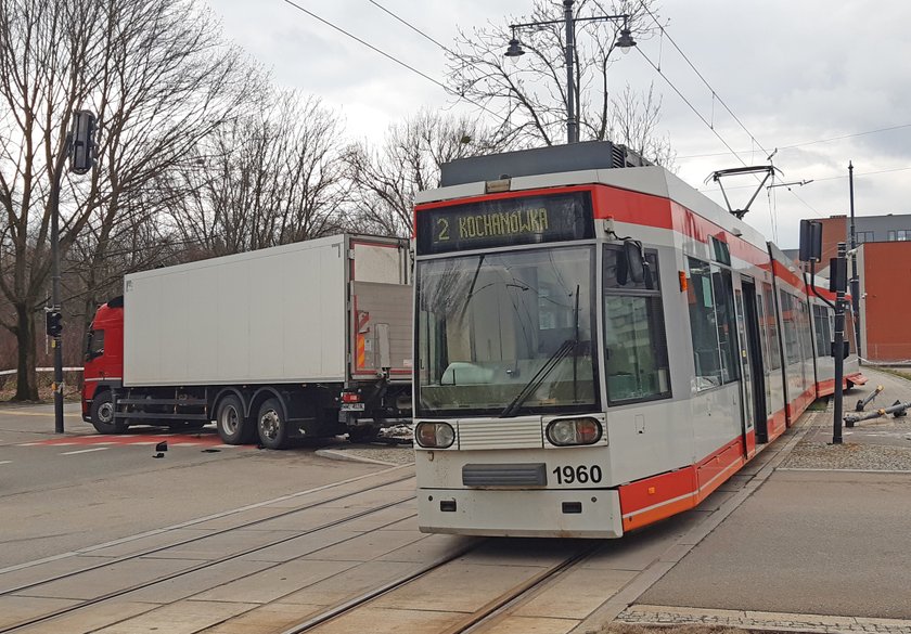 Zderzenie tramwaju z volvo na Dąbrowskiego w Łodzi