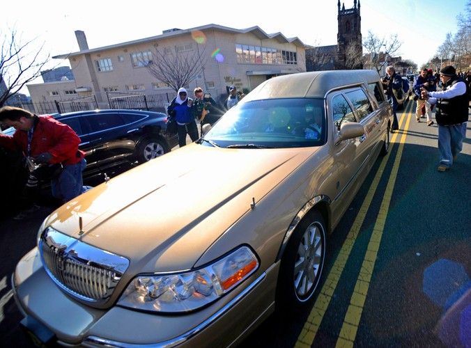 Karawan z ciałem Whitney Houston wzbudzał ogromne zainteresowanie na ulicach