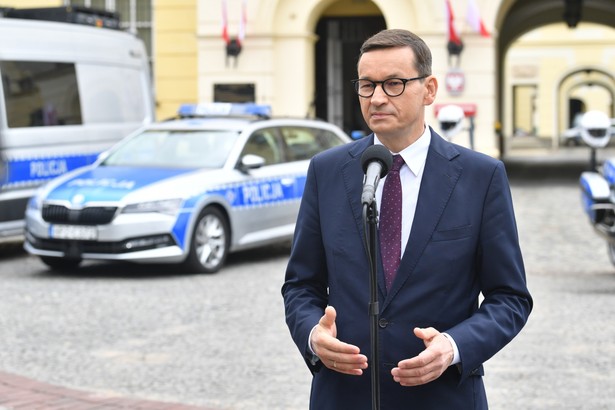 Premier Mateusz Morawiecki podczas konferencji prasowej poświęconej zwiększaniu bezpieczeństwa na polskich drogach