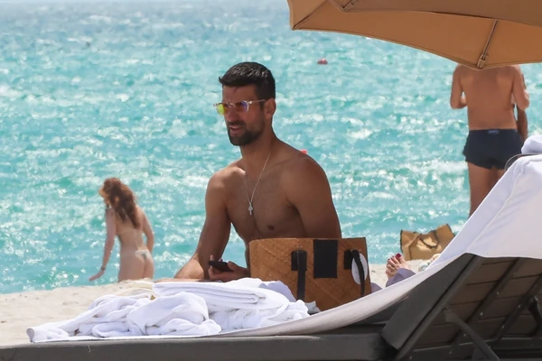Novak Đoković godinama dolazi na OVU PLAŽU u Crnoj Gori: More tokom dana MENJA BOJU, pejzaž je nestvaran, a mesto NIJE REZERVISANO samo za BOGATE!