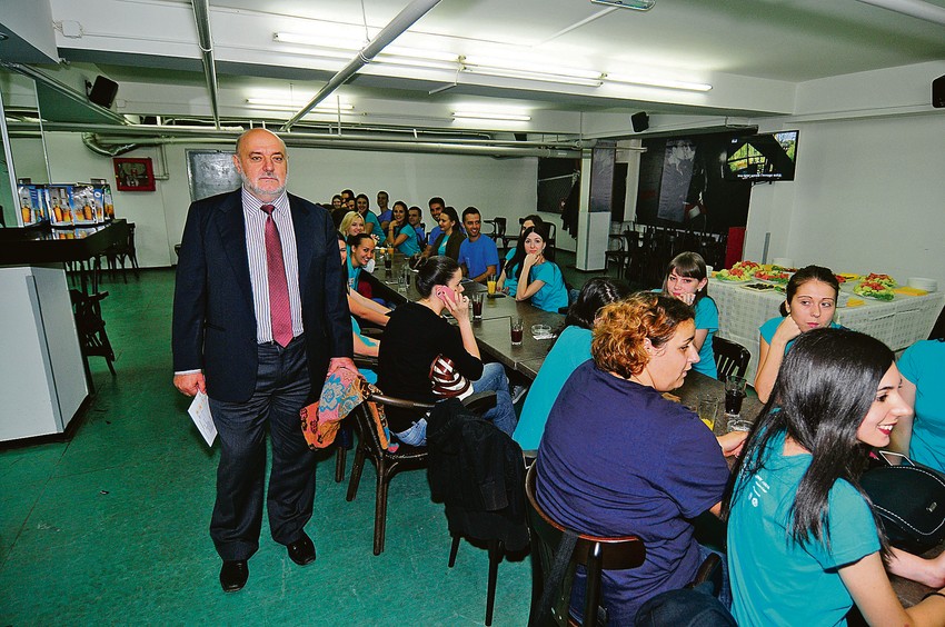 Dekan Rade Doroslovački u restoranu Fakulteta tehničkih nauka