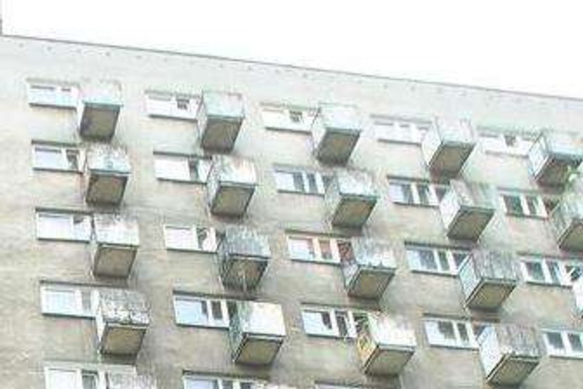 Mąż chciał wyrzucić żonę przez balkon!