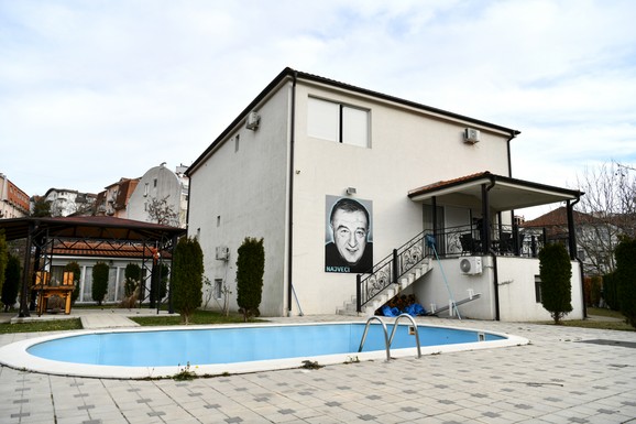 "INSTALIRAO SAM KAMERE PO KUĆI" Srpski pevač živi u vili od MILION I PO EVRA, otkrio da ima ozbiljan PROBLEM noću: "Probudio sam se u dvorištu"