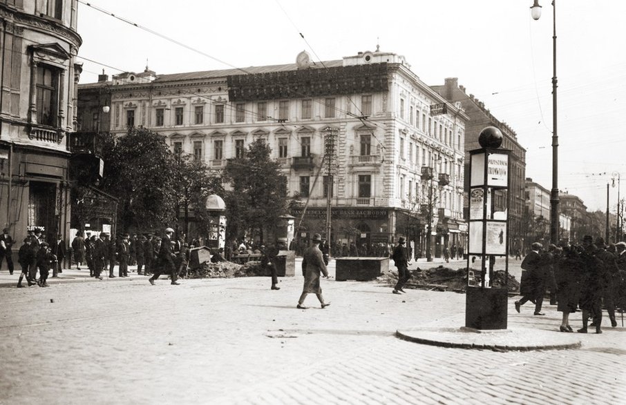 Barykady i karabiny maszynowe w centrum Warszawy, na skrzyżowaniu Marszałkowskiej i Alej Jerozolimskich koło Dworca Głównego, podczas zamachu majowego