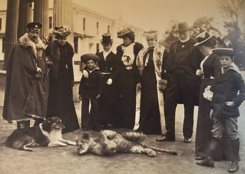 Przed pałacem w Antoninach od lewej wielki książę rosyjski Borys Romanow, księżna Kinsky, Józef Mikołaj Potocki, Helena Potocka, hrabina Pourtales, książe Czartoryski, Elżbieta Potocka - siostra Heleny z d. Radziwiłł, Roman Potocki