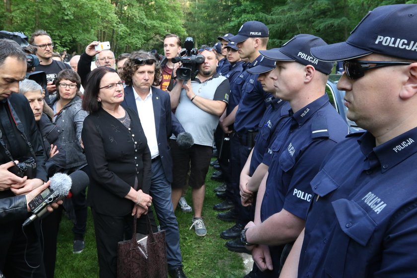 Rodzina i przyjaciele Arama Rybickiego protestowali przed bramą cmentarza