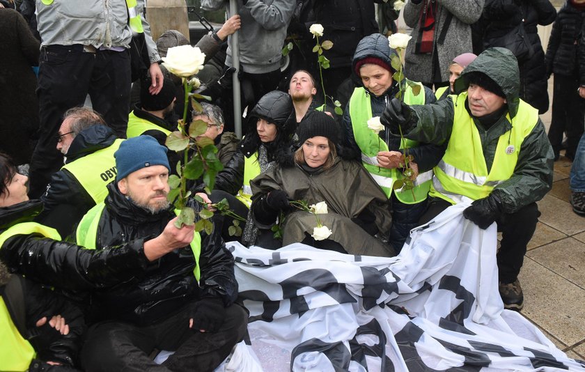 Zamieszanie w rocznicę Smoleńska. Protestują przeciwko ekshumacjom