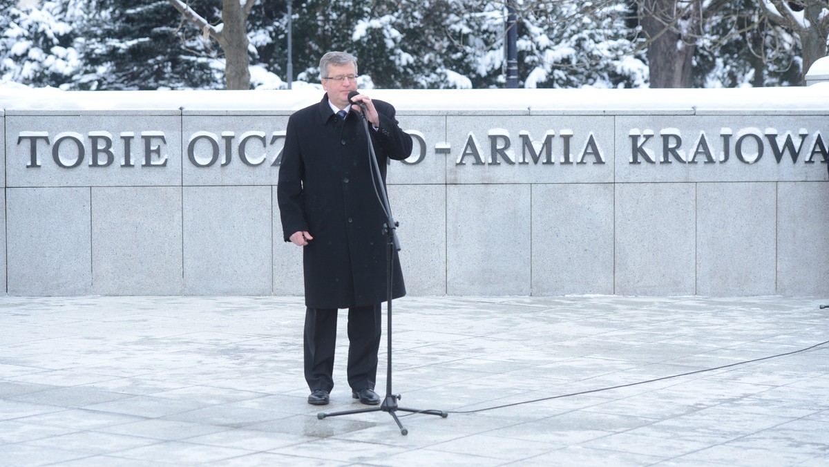 Prezydent Bronisław Komorowski pozostaje liderem rankingu zaufania - ufa mu 68 proc. ankietowanych. Największą nieufność wzbudza Jarosław Kaczyński; zaufania do lidera PiS nie ma 54 proc. badanych - wynika z sondażu CBOS przesłanego PAP we wtorek.