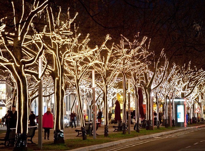 Berlińska ulica Unter den Linden w świątecznym wystroju