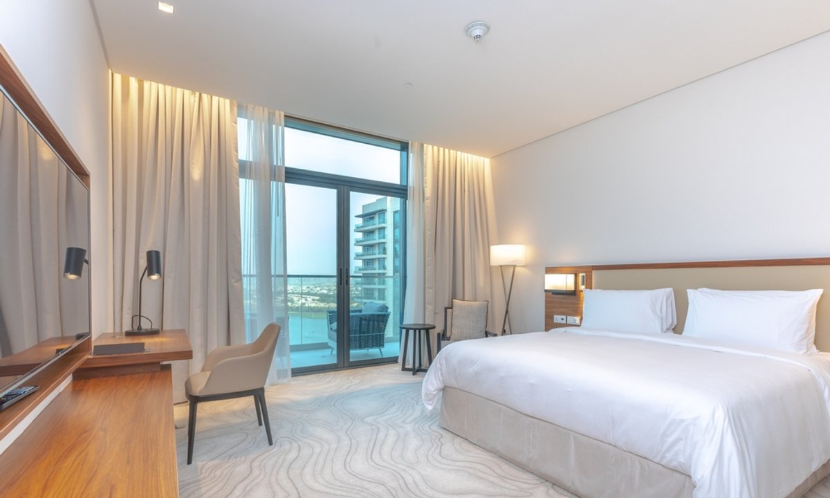 Jak rozpoznać lustro weneckie w hotelu i przymierzalni? Pomoże ci prosta sztuczka