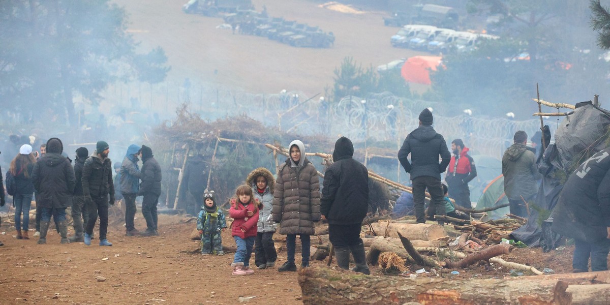 Co się dzieje na granicy? Służby Łukaszenki chcą siłowo przepchnąć migrantów. Podano godzinę