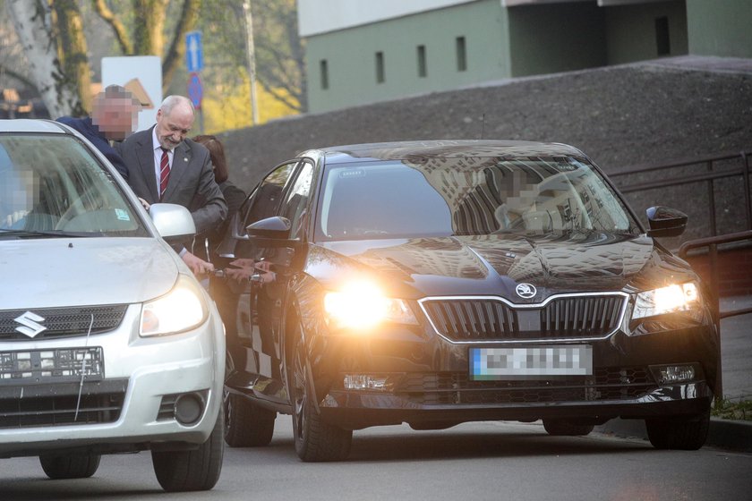 Macierewicz wozi się limuzyną i udaje, że pracuje