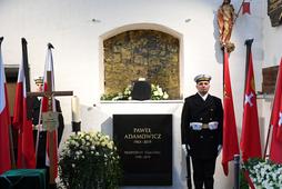 Urna z prochami prezydenta Gdańska Pawła Adamowicza spoczęła w kaplicy świętego Marcina w Bazylice Mariackiej w Gdańsku