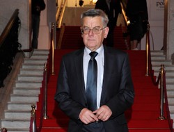 Nałęcz: To, co dzieje się przed pałacem, urąga Lechowi Kaczyńskiemu