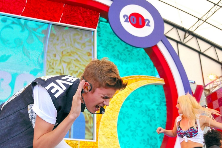 Justin Bieber. Twitter: 26 mln, Facebook: 45,8 mln