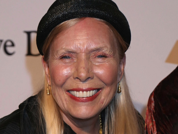 Legendarna wokalistka Joni Mitchell na intensywnej terapii