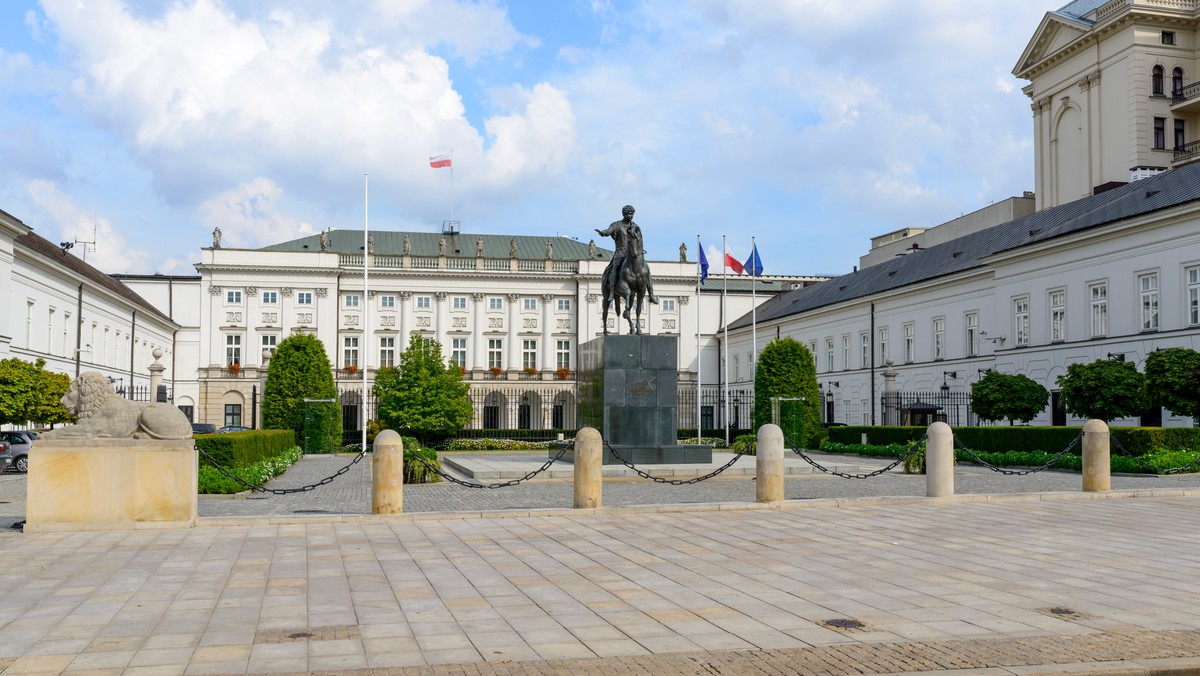 Szef klubu PiS Ryszard Terlecki, rzecznik PiS Beata Mazurek, szef sejmowej komisji sprawiedliwości i praw człowieka Stanisław Piotrowicz oraz poseł Arkadiusz Mularczyk przybyli przed godz.13.30. na spotkanie z prezydentem Andrzejem Dudą ws. projektów ustaw o SN i KRS. To pierwsze z zapowiedzianej na dziś serii spotkań prezydenta nt. projektowanych ustaw o KRS i Sądzie Najwyższym z przedstawicielami klubów parlamentarnych. Dzisiaj z prezydentem spotkają się jeszcze posłowie: PO, Kukiz'15, Nowoczesnej i PSL.